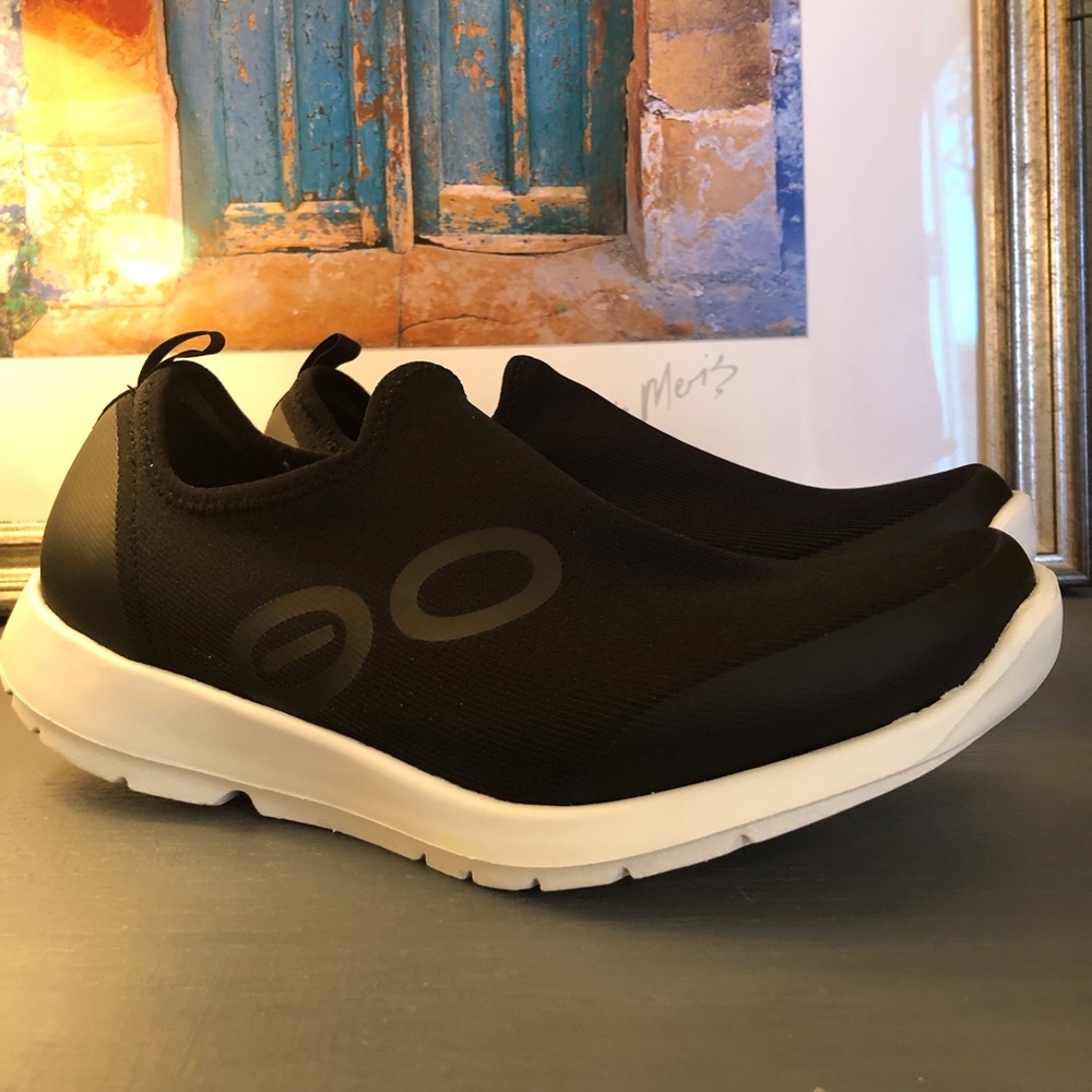 Oofos OOmg EeZee Low Recovery Sneaker sz 10